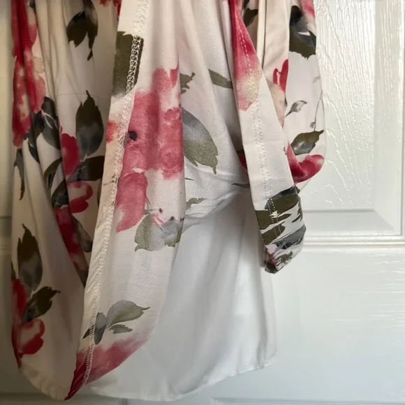 Pretty NWOT flower pattern dress - Picture 5 of 6